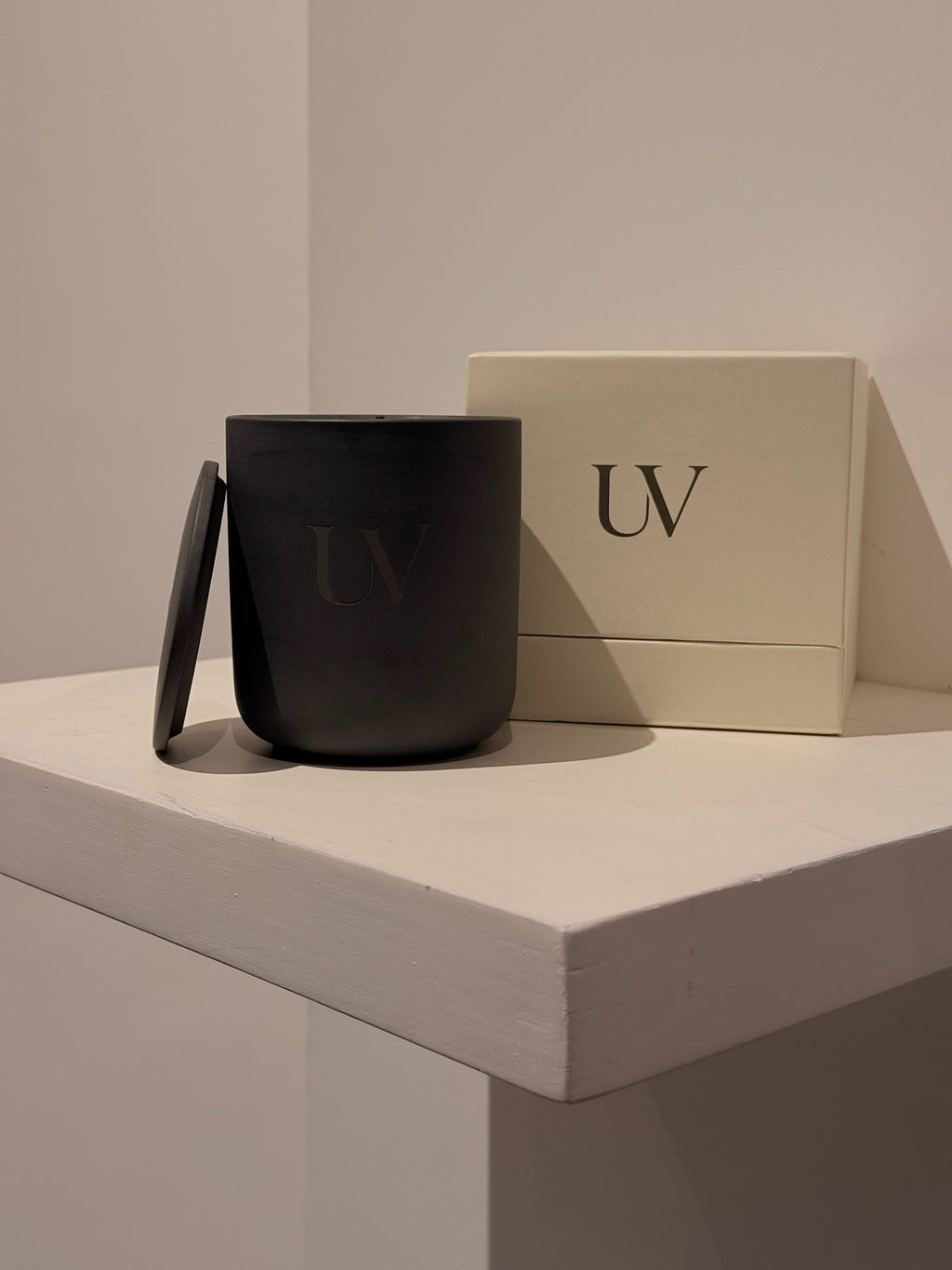 UV VELVET AMBER — Black Ceramic Candle